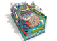As crianças centram o campo de jogos que comercial o delicado interno do equipamento joga o labirinto grande do jogo